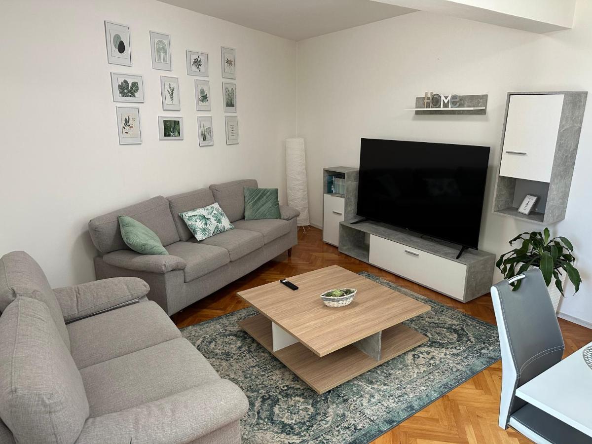 Apartman Arena With 3 Bedrooms In The Center Póla